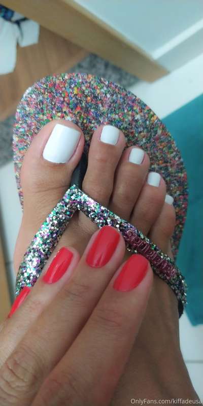 New pedi, new havaianas, New mani. Avaiable for online sessi..