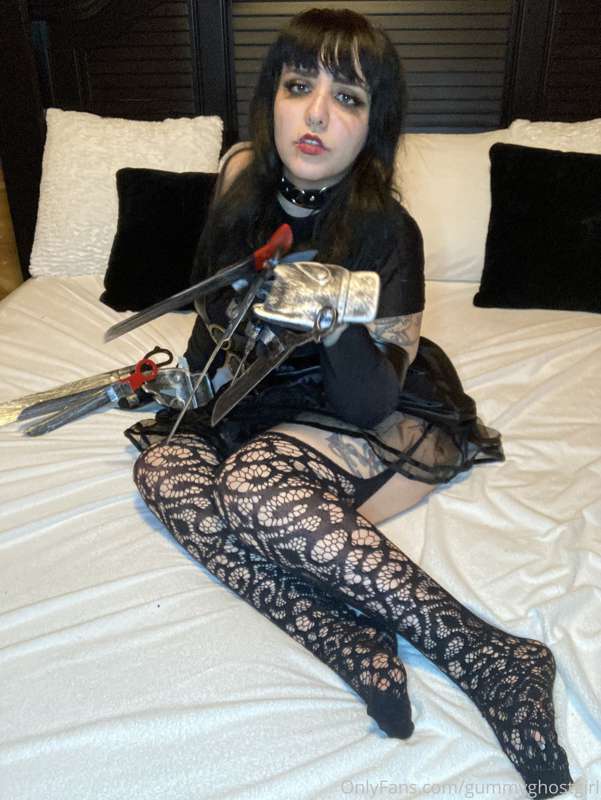 I can’t finger myself with scissor hands, think you could he.. 7