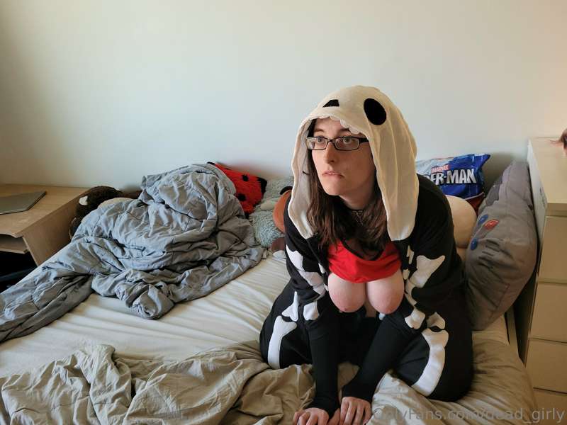 Check out @BoringKate ! 
She's a cute trans girl with big ti.. 6