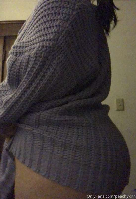 Come see what’s under my sweater👀 coming in one hour!😘 1