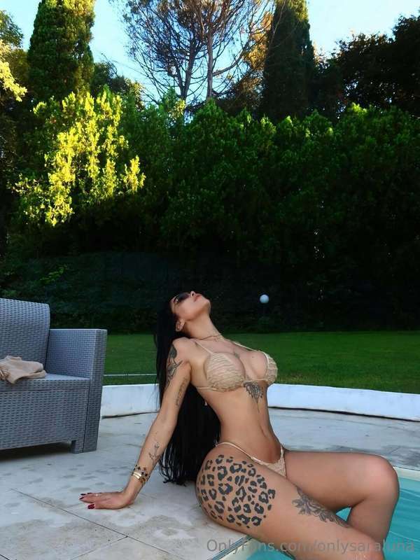 Will you come into the pool with me?💦💋