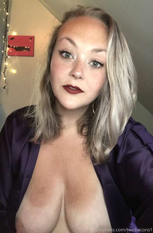 😈😈😈 how do you feel about smoking??? Hot or not? 💨💨