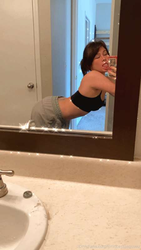 I like to bend over for you 🥵 do you like my cute ass?