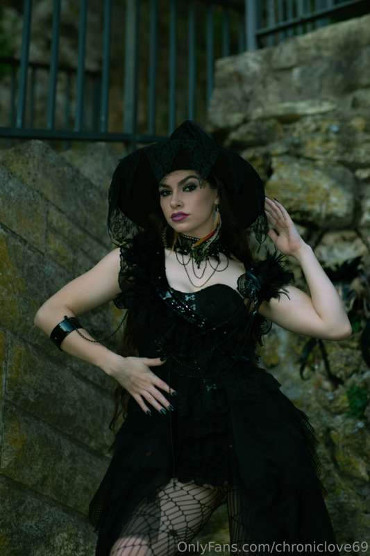 Witchy Woman 
See how high she flies 🧙‍♀️🧹🧹 9