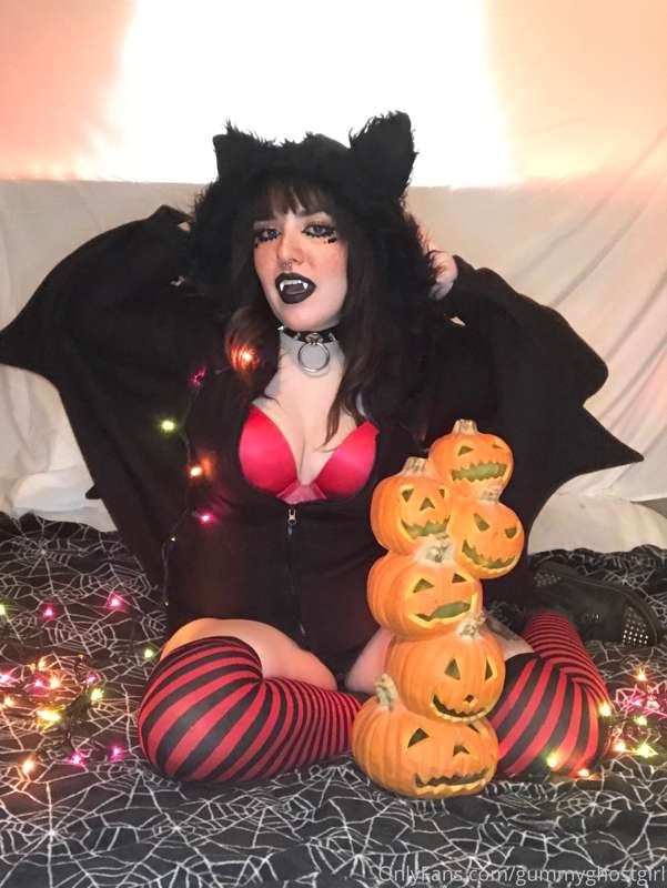 Let me come over and help you decorate for Halloween! 🎃🦇 1