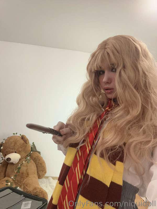 Hiii, I'm Hermione, wanna see some tricks? ❣️ I can put your.. 3