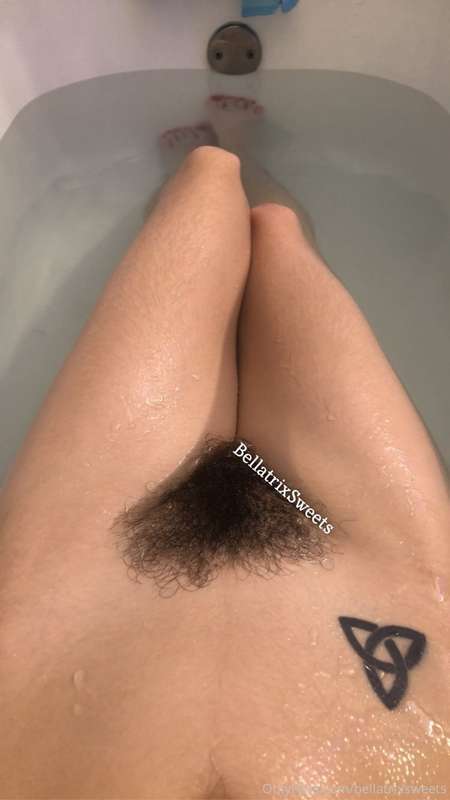 A pic of my bush from the bath 💦🌳😘 the water is HOT
