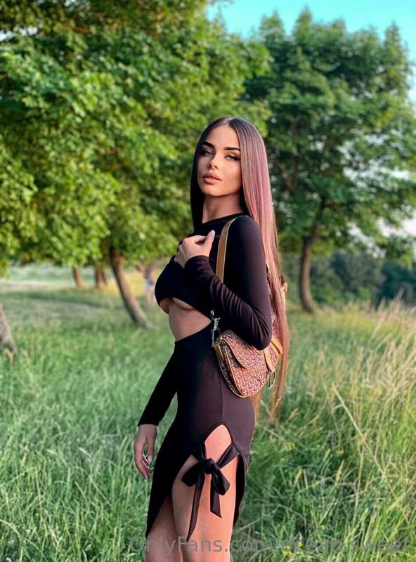 Tell me what you’re thinking about right now...in my dm 💋💋