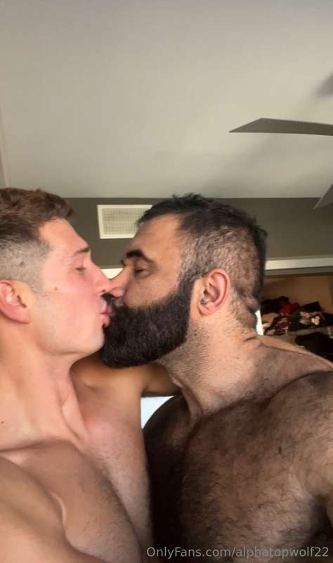 This beautiful bottom came into town and Daddy welcomed him .. 5