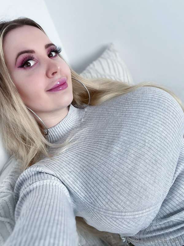 Wanna join me chilling in bed? What would you wanna do with ..