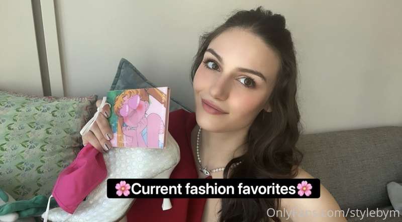 🎉Sharing some of my current fashion favorites🎉

What is some..