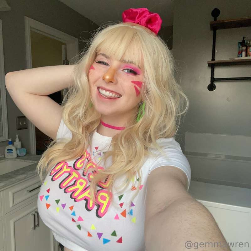 swipe to flash hehehehe . i can’t wait to go see the FNAF mo..