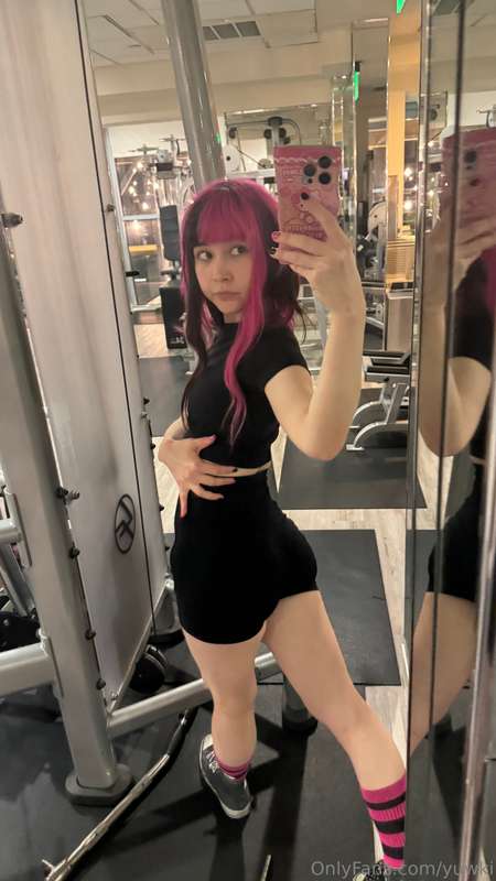the lighting in this gym sucks at night sorry hope u can sti.. 12