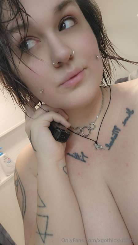 Fresh out of the shower and feeling good 😈😘🥰 who wants to pl..