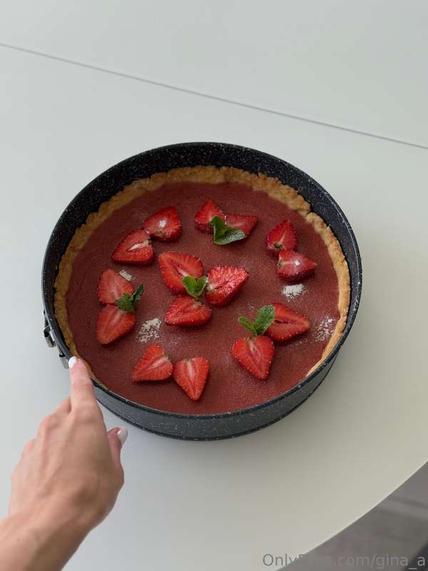 Made this cake with love (and lots of berries 🍓)Healthy? Not..
