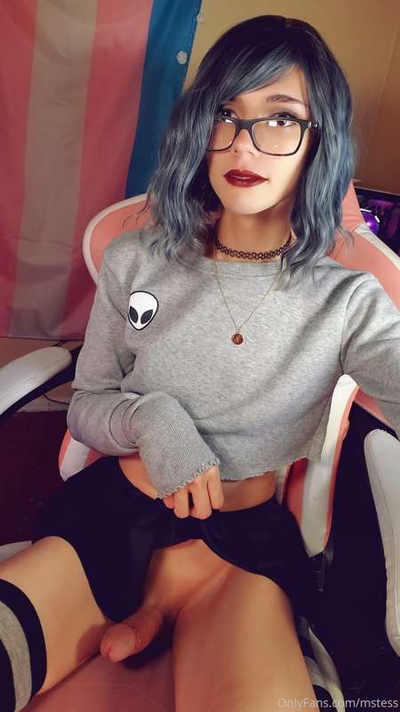 Hey everyoneeee :3 so this months been suuuuper busy! I'm in.. 1