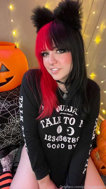 I’m so excited for spooky season 🎃 what costumes/cosplays do.. 19