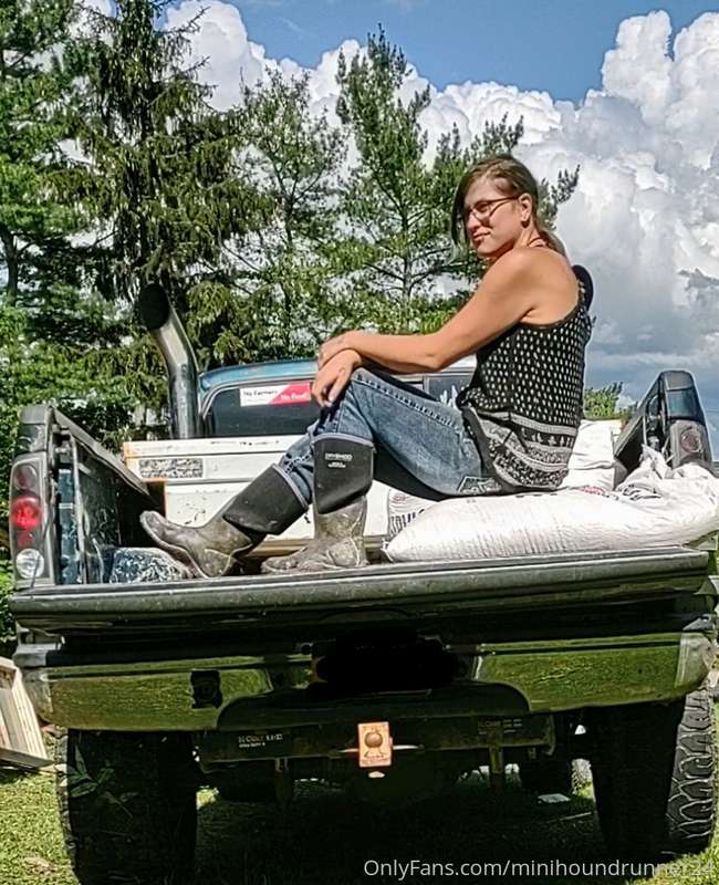 1000lbs of feed unloaded only 300lbs more 🤣 the life out her..