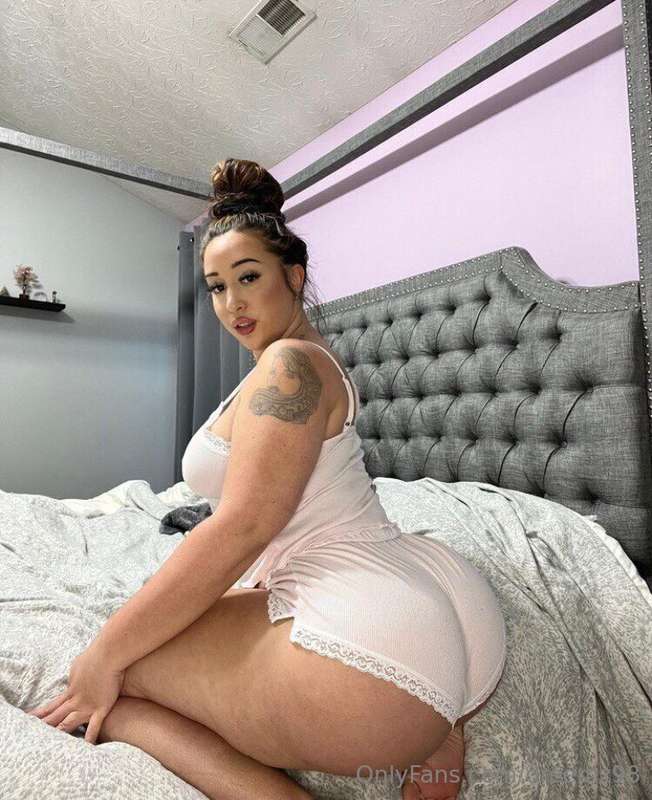 I need a place to sit, is your face free?😜🍑 3