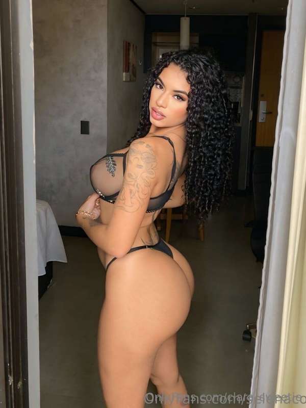 TAN AND HOT CURLY GIRL @itsselenacosta 🤩❤️  YOU'LL CUM OVER ..