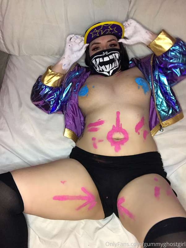 Akali with body paint 💜 14