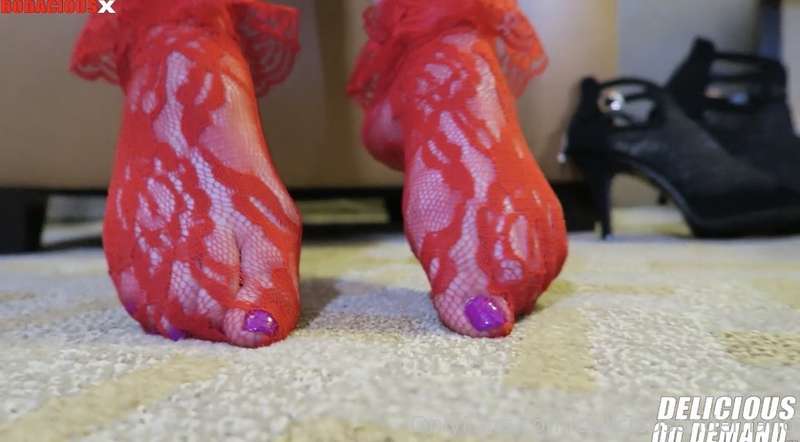 My pretty feet ... kiss my toes