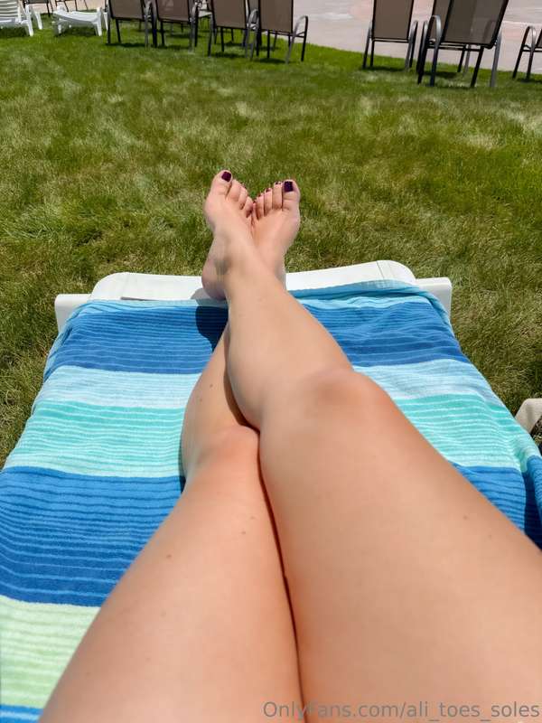 Pool days are back 😁 8