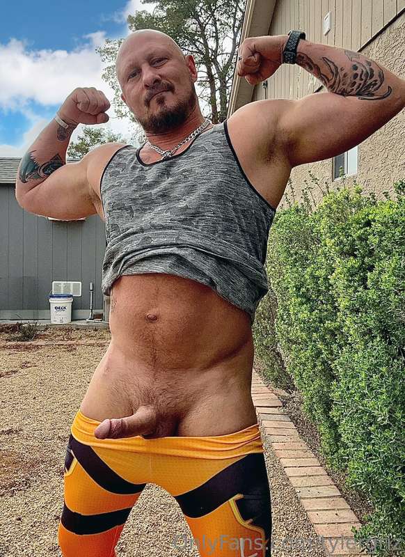 Just doin some flexing in the yard 😈