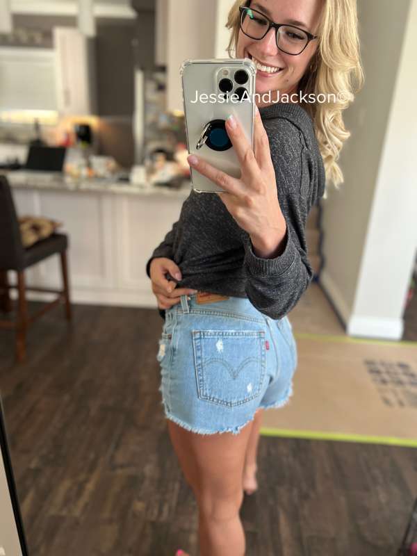 **Outfit of the day** 
Good morning!!💜
Included SFW pictures.. 9