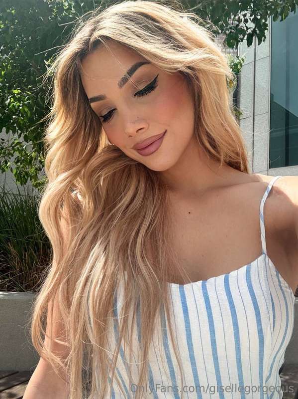 Beauty that lights up the day😍🤭