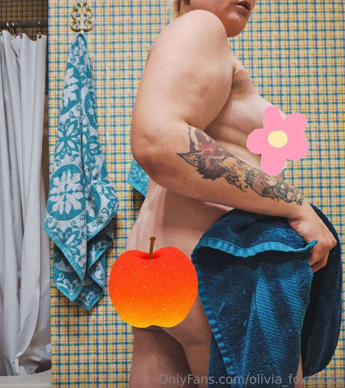 Just posted a mini post-shower set on @oliviafoxx.vip 🦊🖤💦 