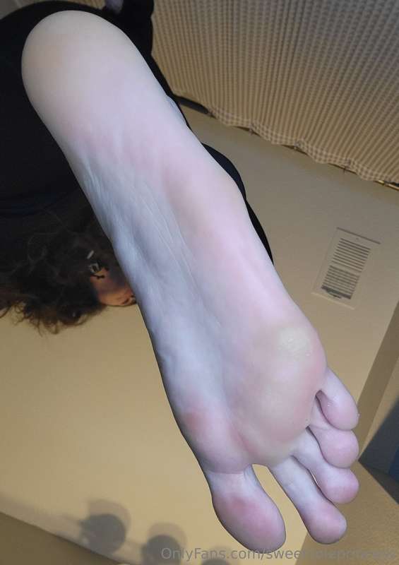 You're so tiny underneath my giant feet. ✨️
