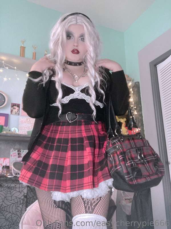 Wanna push up my skirt🥴🖤 4