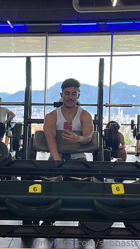 Te gustaria ver como me cogen los arrechos del gym? Despues ..