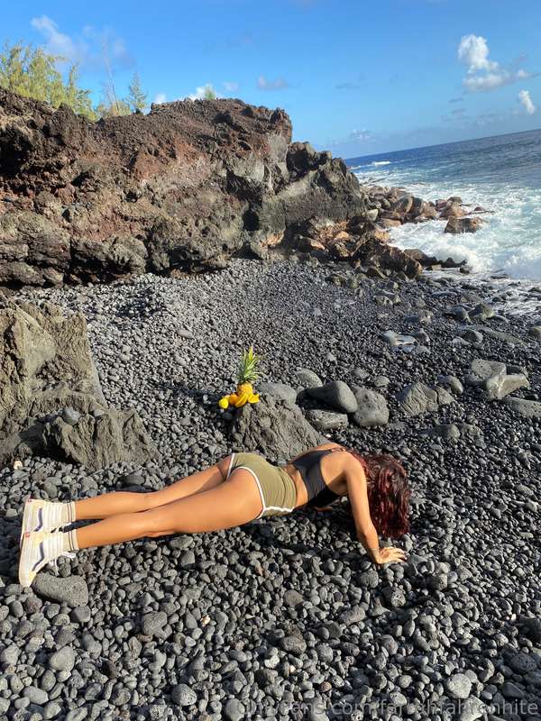 Just another day in Hawai'i nei 🌺 Doing planks! 