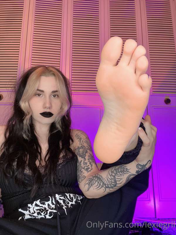 My feet want sniffs and licks today. You’re giving right?