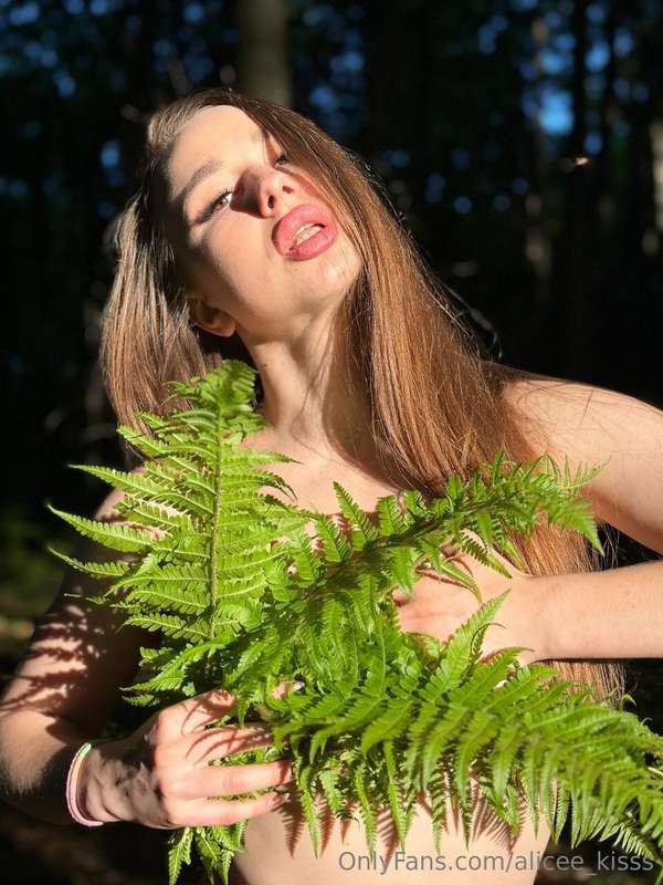 There's beauty in everything, but not everyone sees it 💚 1