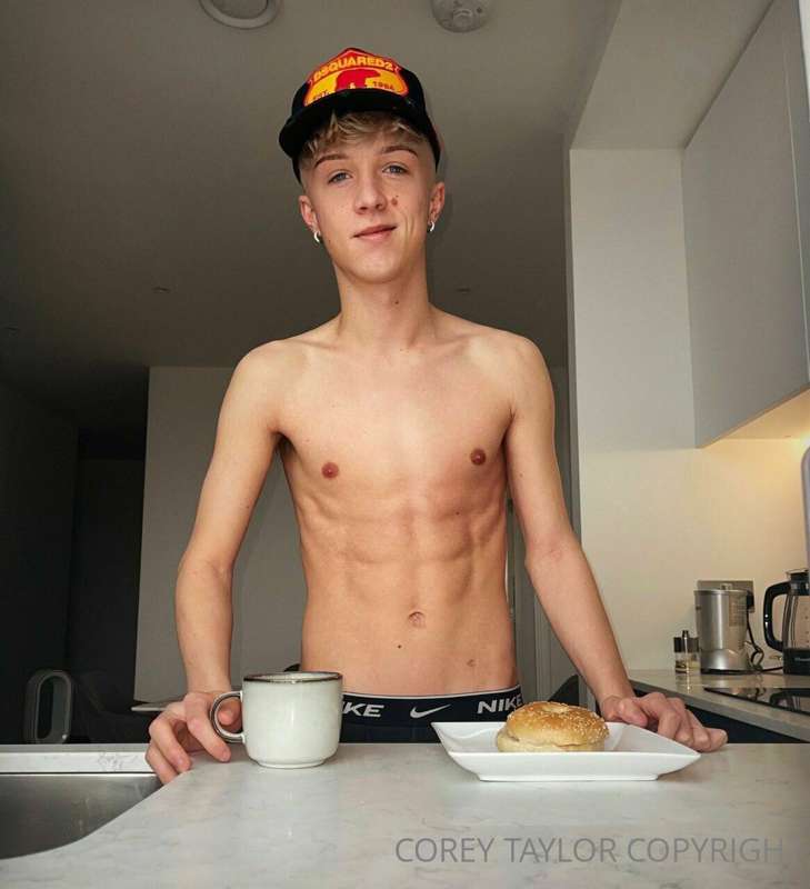 𝗦𝗵𝗼𝘂𝗹𝗱 𝗜 𝗰𝗼𝗹𝗹𝗮𝗯 𝘄𝗶𝘁𝗵 @JamesYalch ? 
He’s one the the hottest.. 9