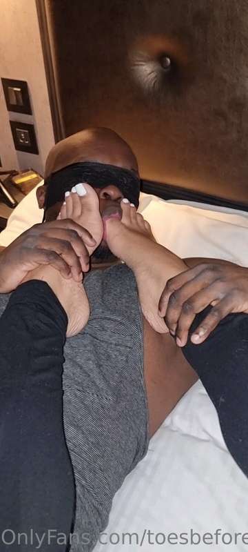 Some foot smothering from @caramel.toess 😊 8