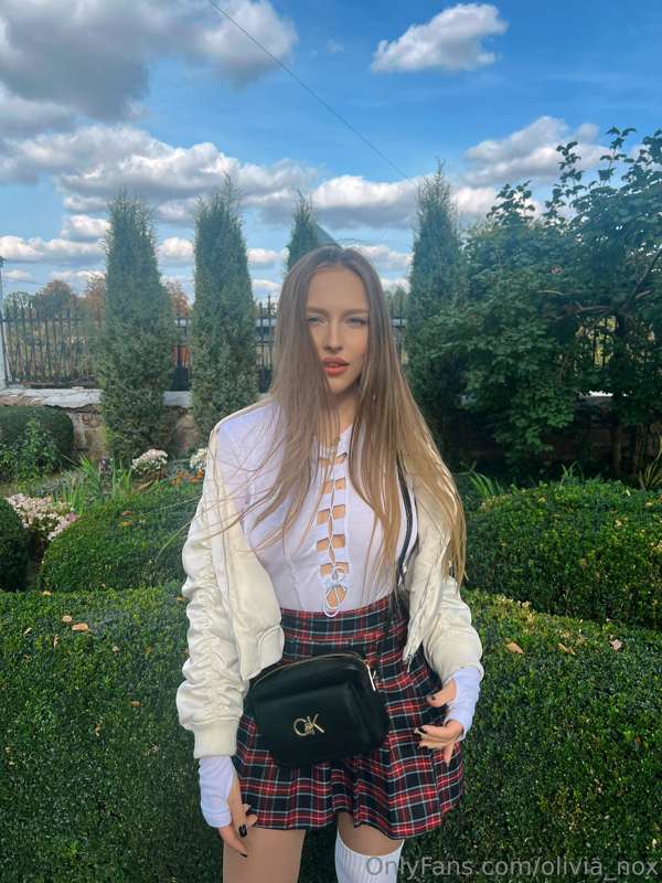 How old do you think I am? 🙈
This outfit makes me feel like ..