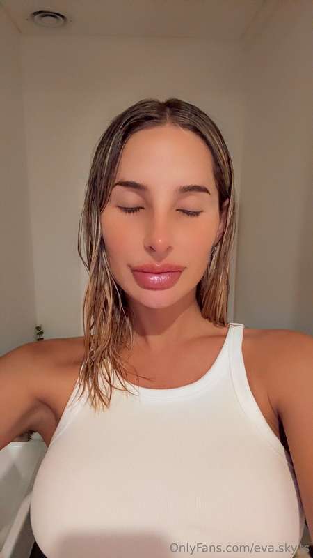 Morning routine: cold shower, warm smoothie, hot look 🔥Want ..