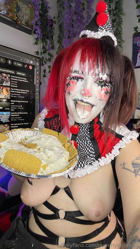 What’s a clown’s favorite dessert? A creampie of course 🤡  2