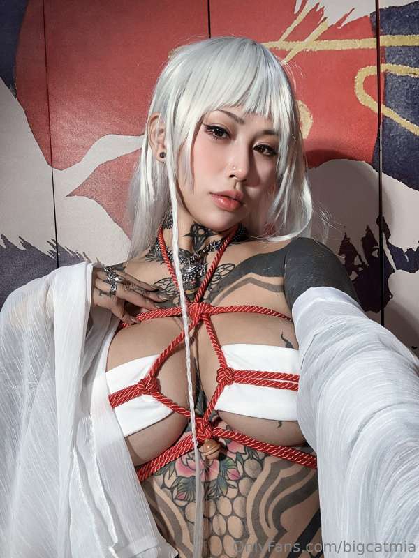 《被绑的小女巫》 1