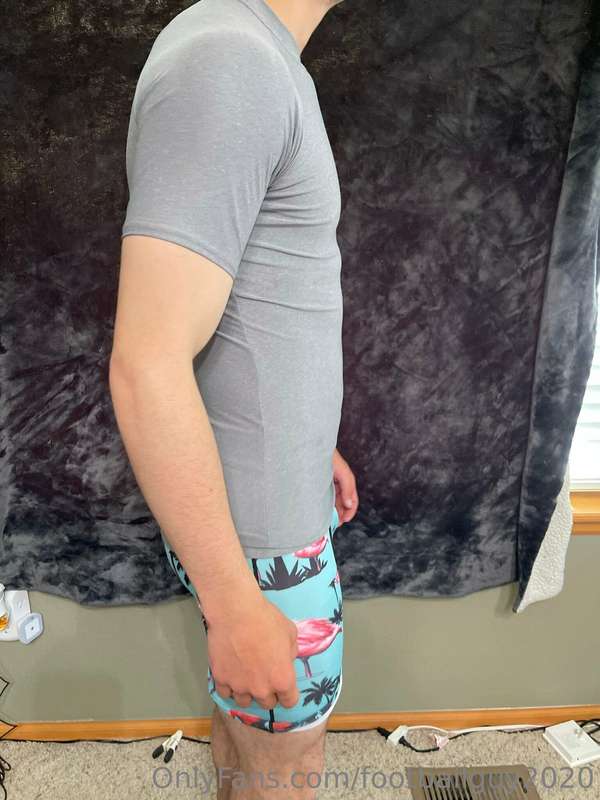 Does this tight shirt look good on me? 1