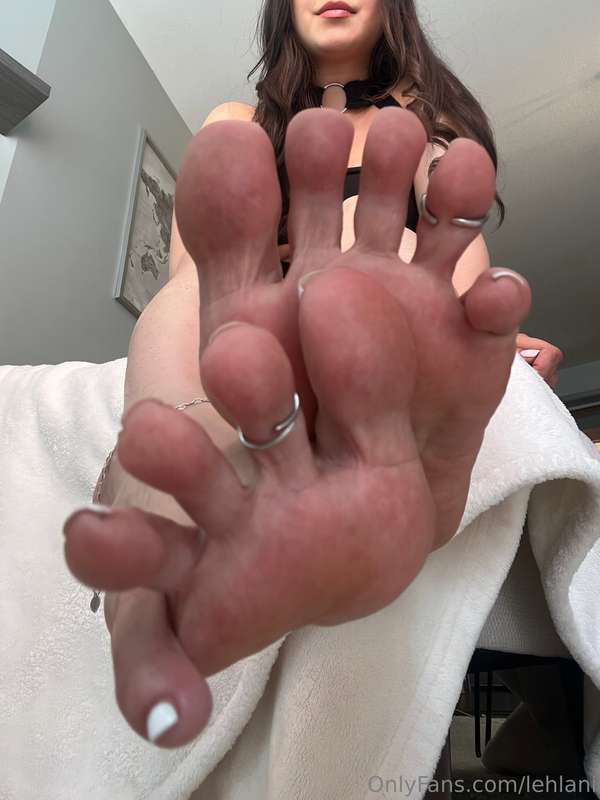 Just have a little fun under my soles, smell them I know you..