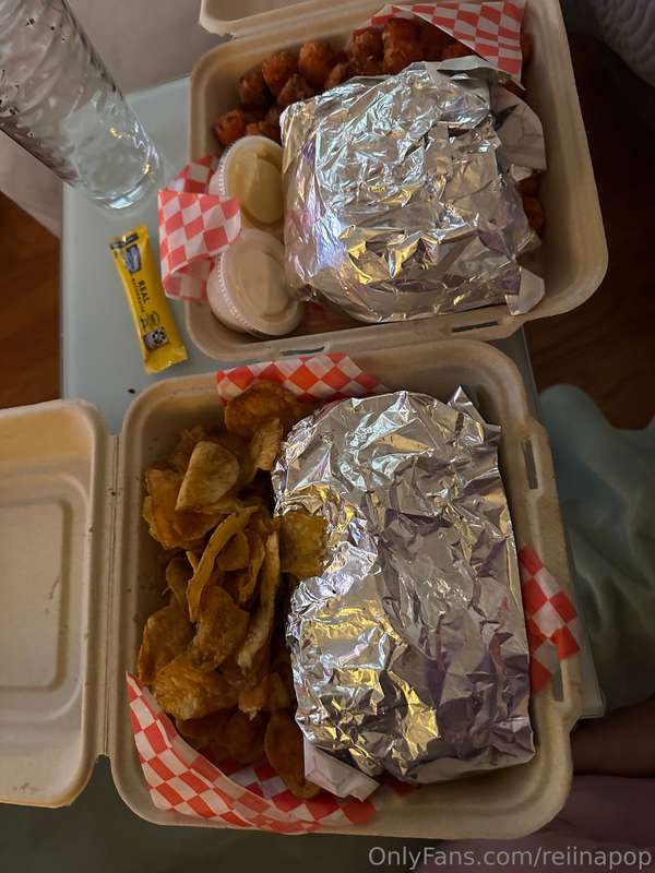 ouuurrrppp ahh, 3 sliders and one big yummy burger with tots.. 5