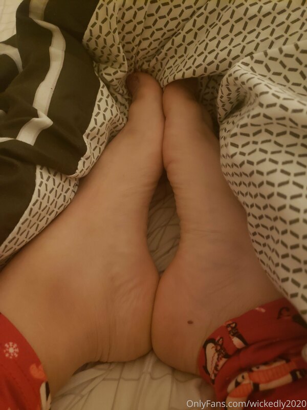 Cute leggings and cold toesies 1