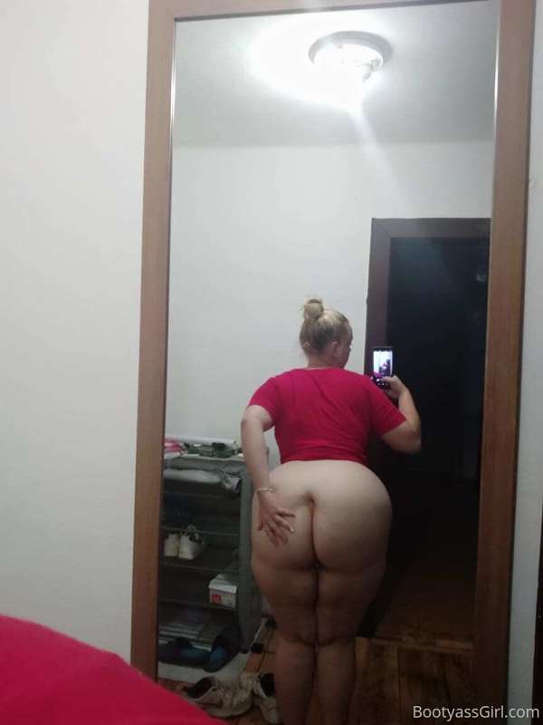 5 new photos of my butt :)
#AssPhotos 1
