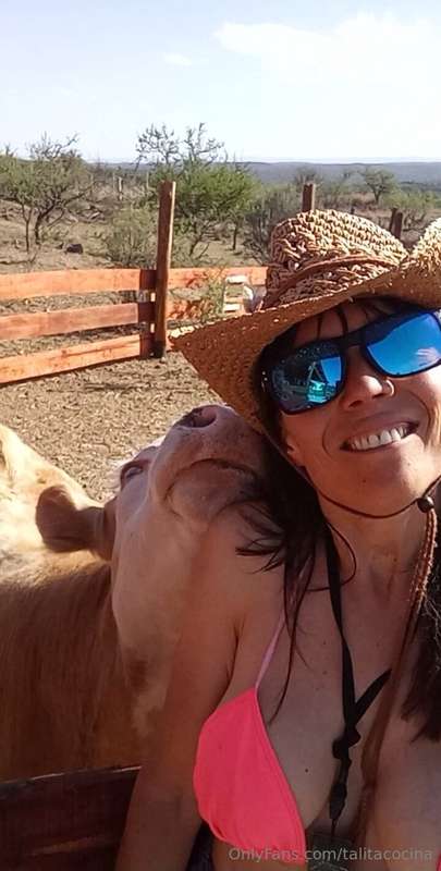 Hoy en la Granja le damos de comer a Melba y al Chapulín, el.. 6
