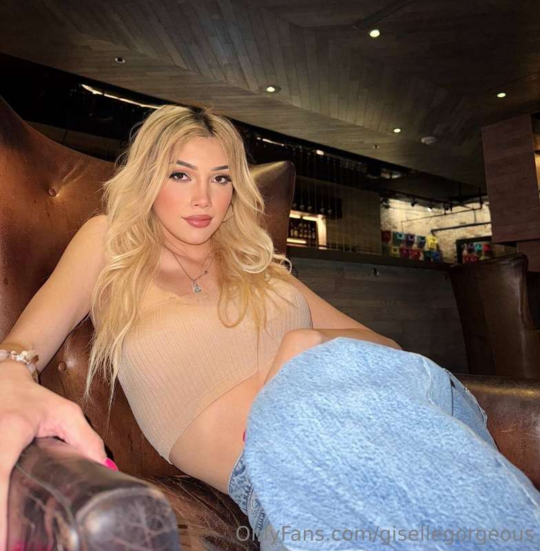 Always posing for the camera 🥰💋